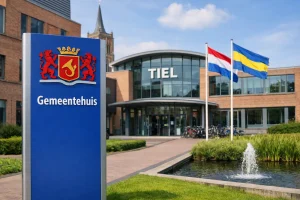 Ingang van het gemeentehuis in Tiel met vlaggen en fontein